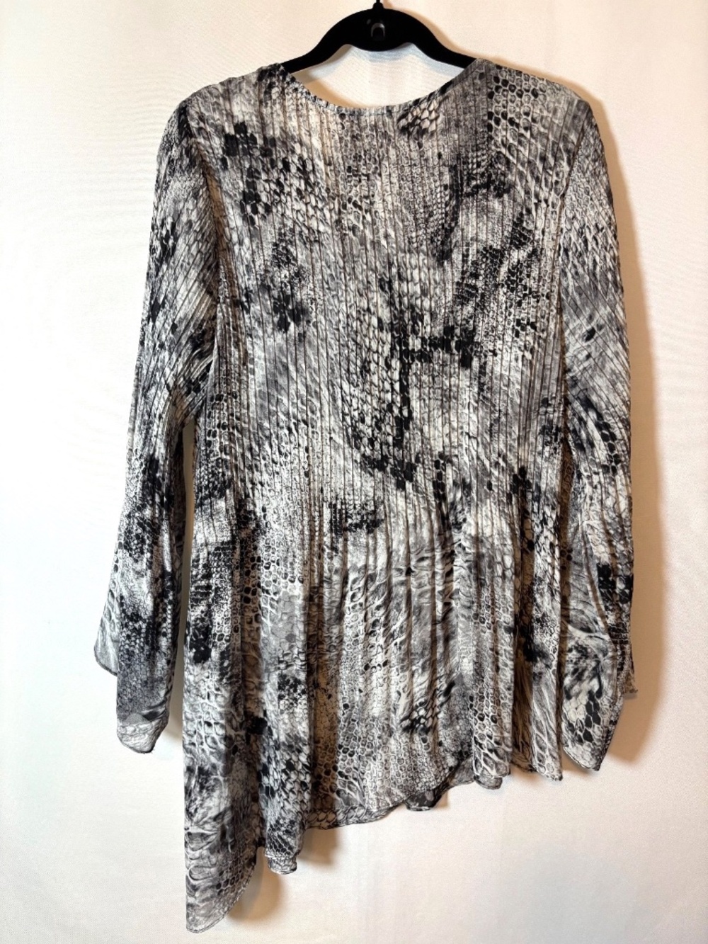 Boho Snake Print Pleated Tunic Blouse Bell Sleeve Gray Black 1X Melissa Paige - Picture 2 of 5
